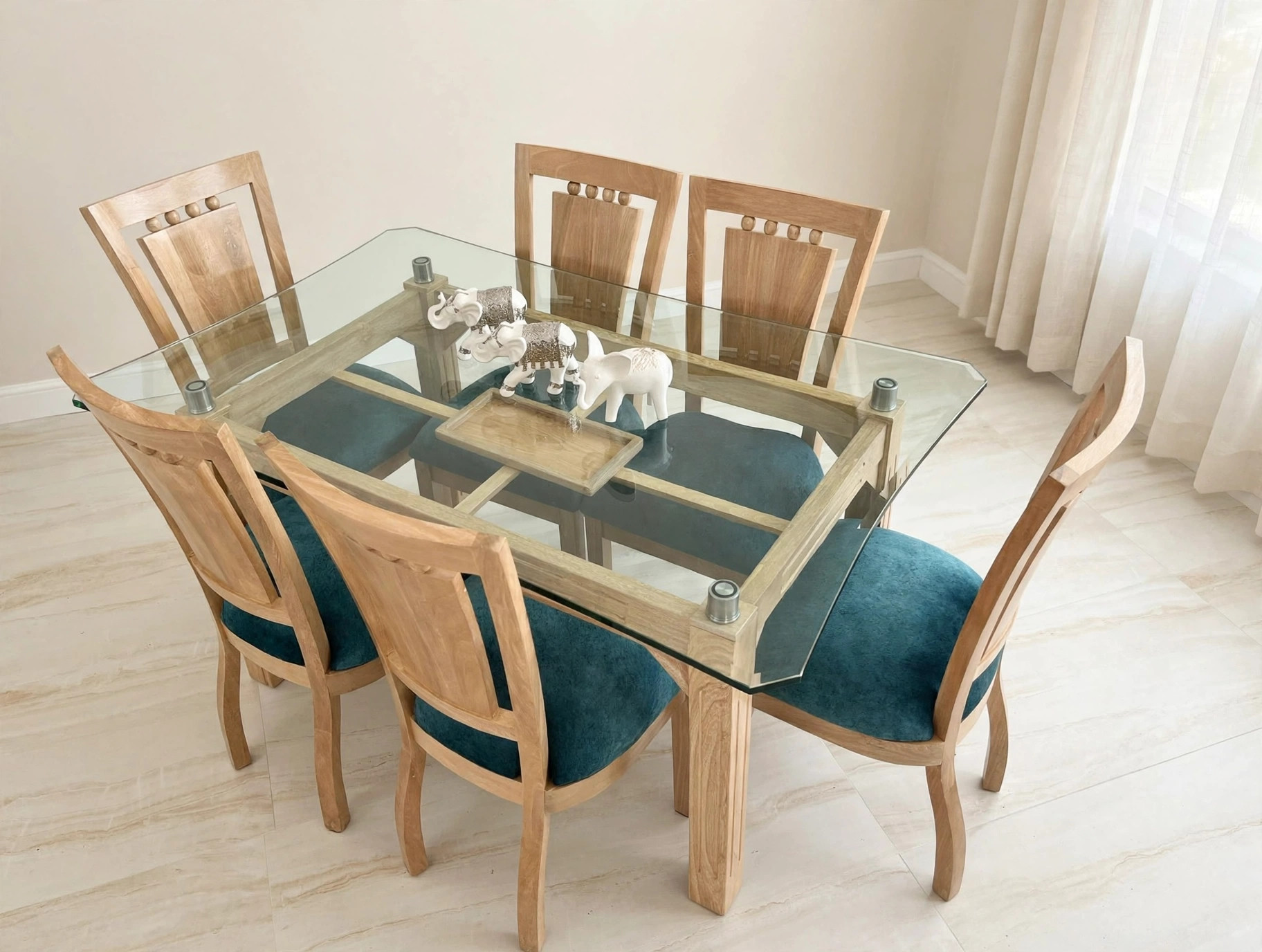 Comedor de madera clara para 6 personas con mesa de vidrio, del catálogo de Casa Elegante